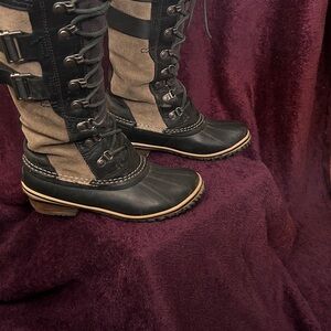 🔥🔥💪💪 Conquest Carly Sorel Tall Lace-Up Boots in Black and Taupe